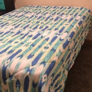 Great condition VS Pink full size comforter 💚💙